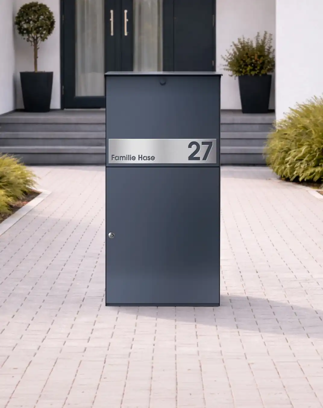 KNOBLOCH Paketbox KNOBOX PRO in Anthrazit mit Edelstahl Beschriftungsblende am Hauseingang