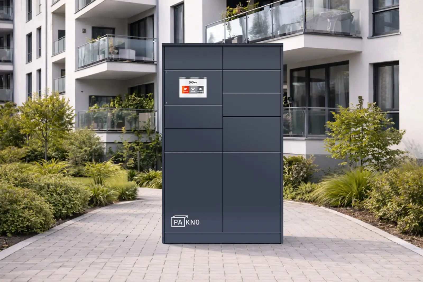 KNOBLOCH Paketanlage in Anthrazit für Mehrfamilienhaus mit Touch-Display vor einer Wohnanlagen